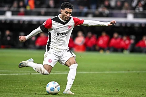 بهدف رائع.. مرموش يتألق ويقود فرانكفورت لتخطي سانت باولي (فيديو)